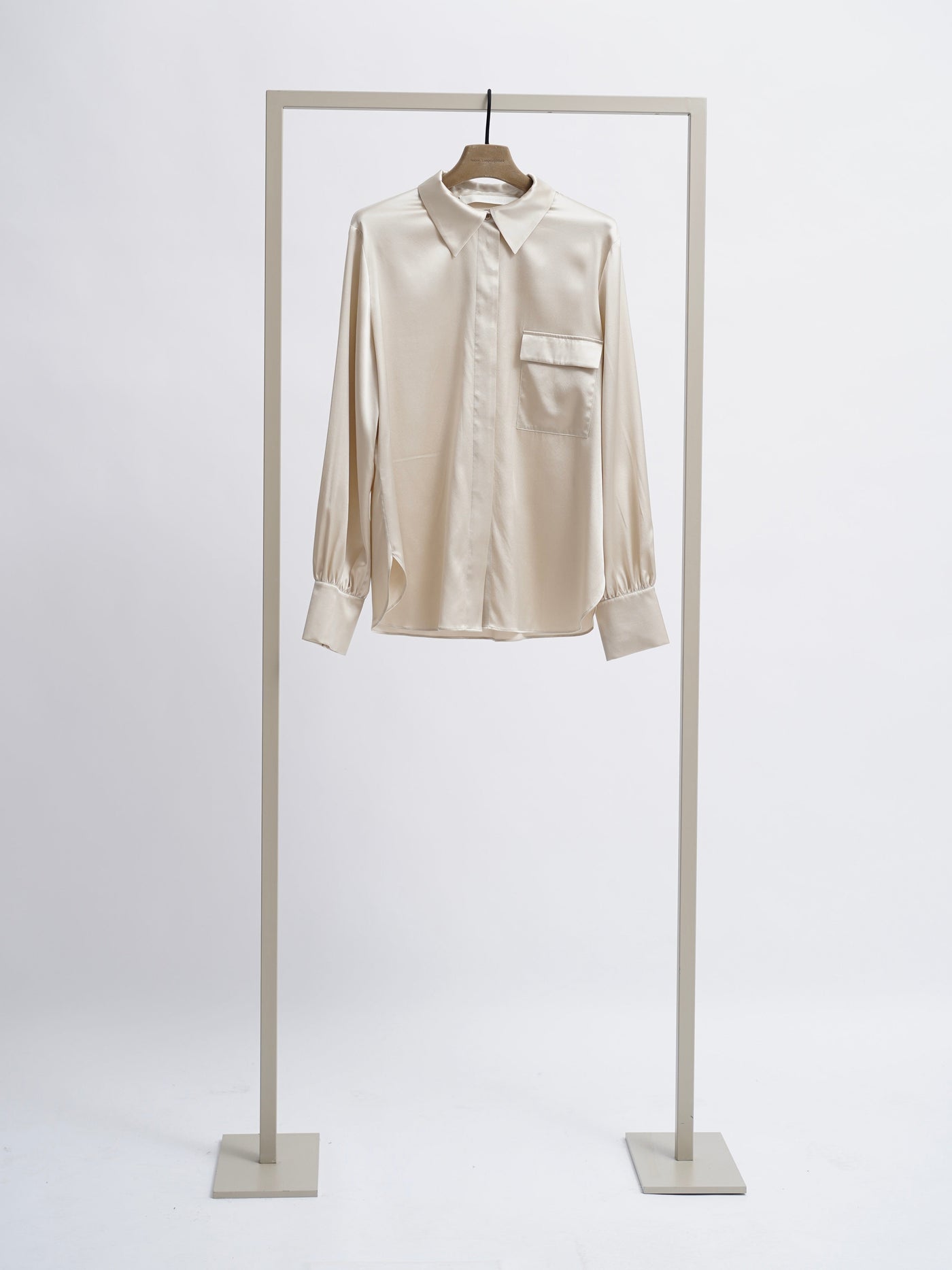 Herzen's Angelegenheit Seidenbluse mit aufgesetzter Tasche Shark