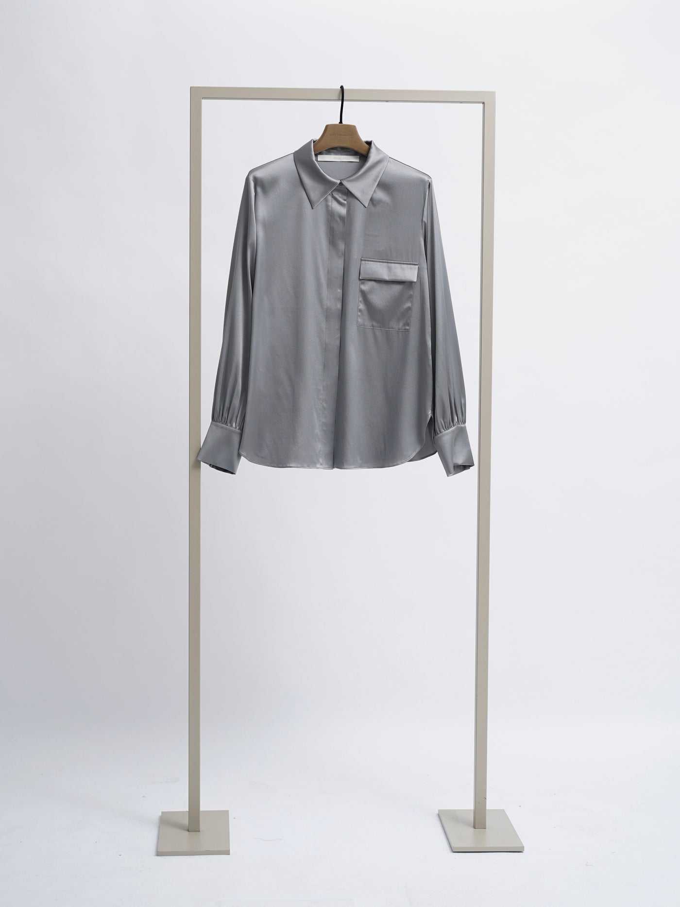 Herzen's Angelegenheit Seidenbluse mit aufgesetzter Tasche Shark