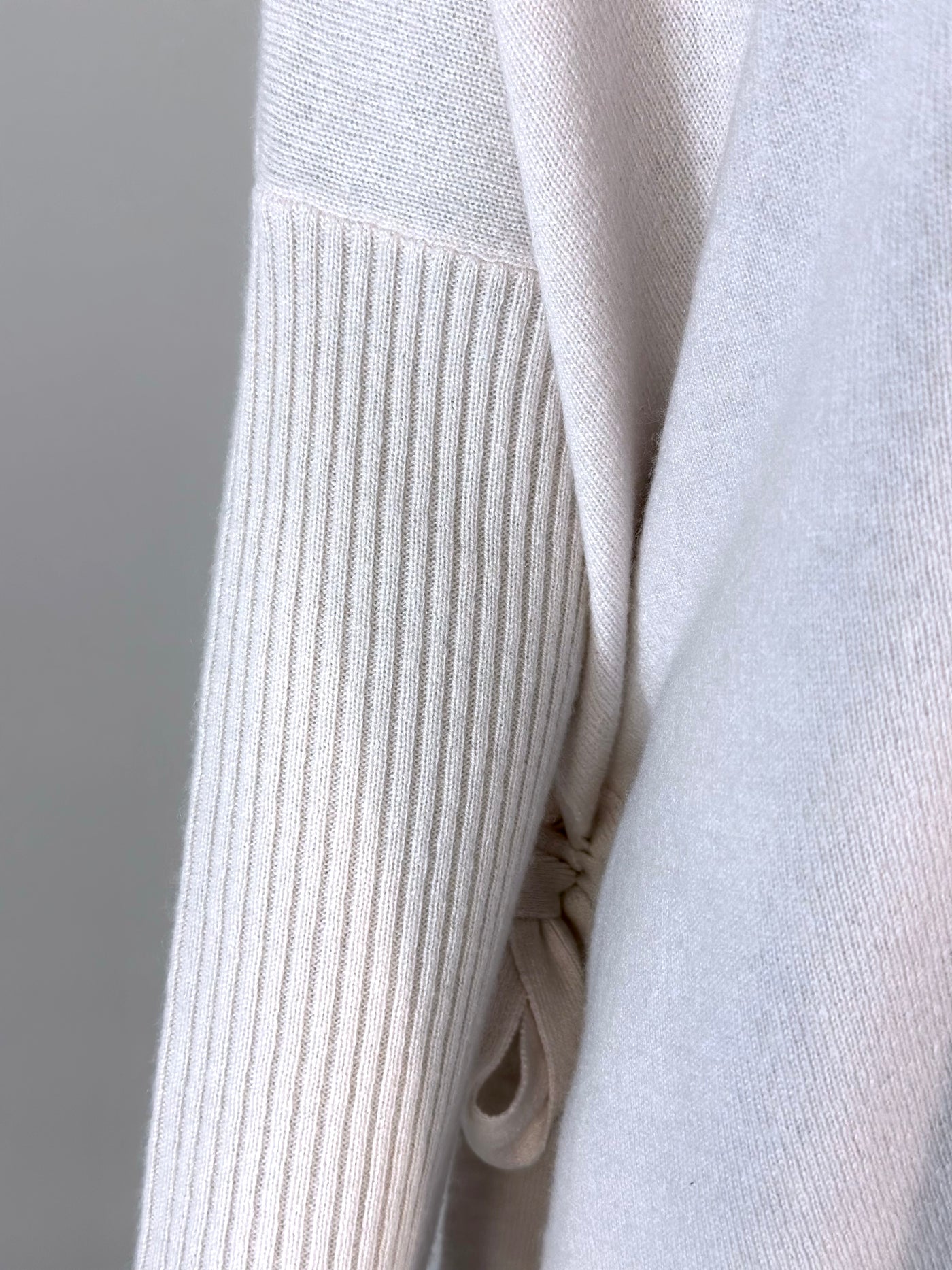 Rosa & Me Kaschmirpullover mit seitlichen Schlitzen und Schleifendetail