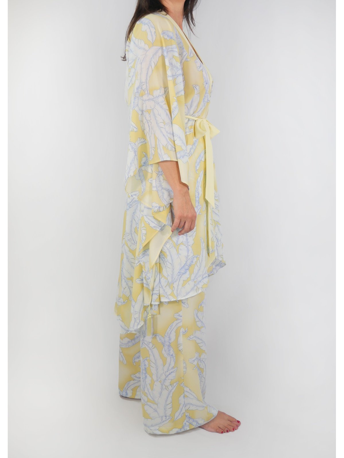 Be Mystique Seiden Kimono Jungle Yellow Willow mit Engelsflügel Paillette Weiß